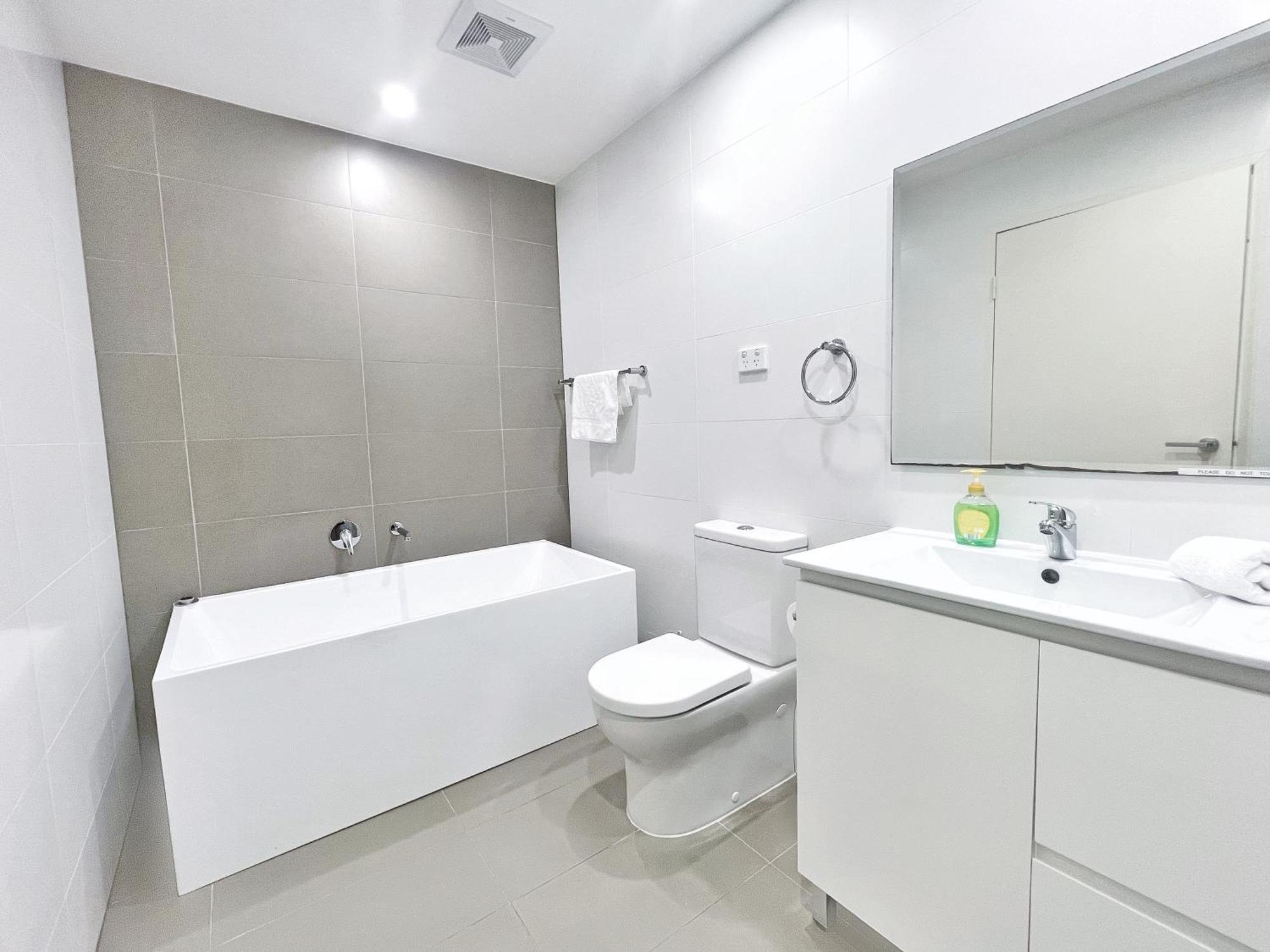 Mascot 2br Near Center Shopping Center Train Apartment
