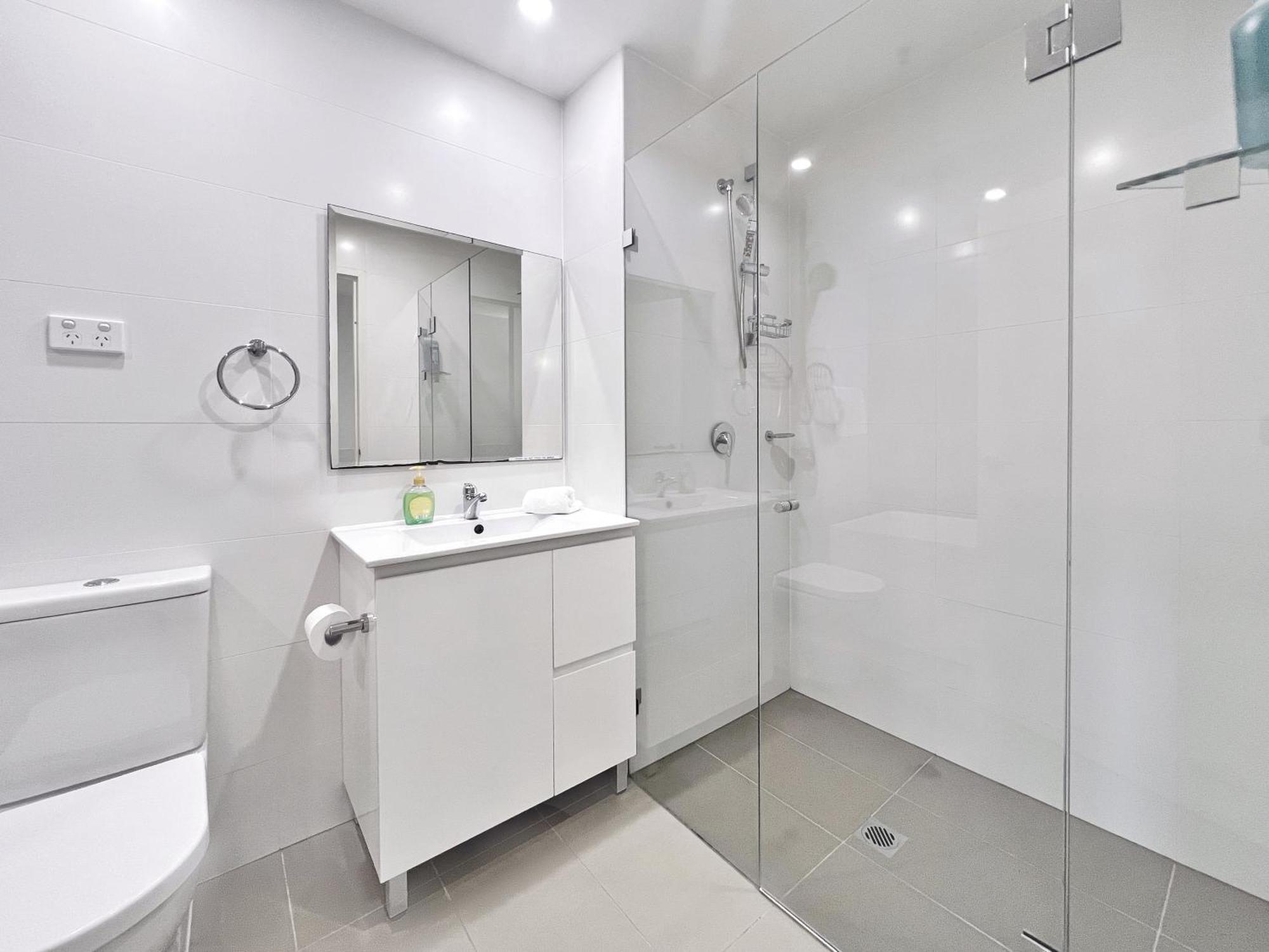 Mascot 2br Near Center Shopping Center Train Sydney